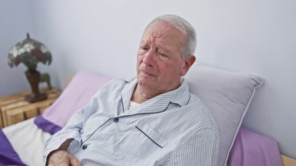 Θλιμμένος Ηλικιωμένος Άνδρας Λυπημένη Έκφραση Θυμωμένος Από Άγχος Κλαίγοντας Φορώντας — Αρχείο Βίντεο