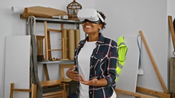 Afroamerikanerin Mit Virtual Reality Headset Erlebt Technologie Tischlerei — Stockvideo