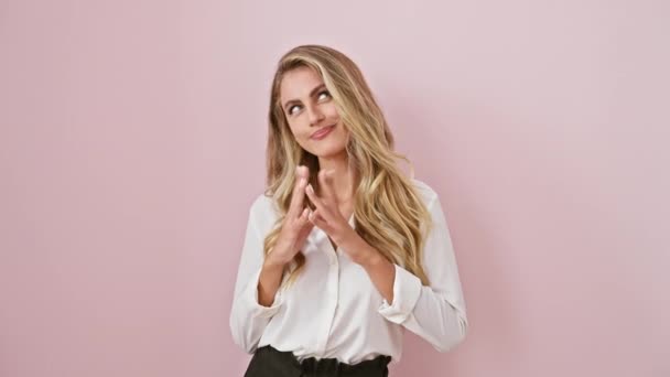 Wesoła Młoda Blondynka Bizneswoman Koszuli Ręce Skrzyżowane Uśmiecha Się Różowym — Wideo stockowe