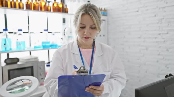 Laboratuvar Önlüğü Giymiş Odaklanmış Sarışın Bir Kadın Modern Bir Laboratuvar — Stok video