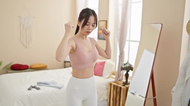 Азиатская Женщина Упражнения Уютной Спальне Демонстрируя Фитнес Здоровый Образ Жизни — стоковое видео