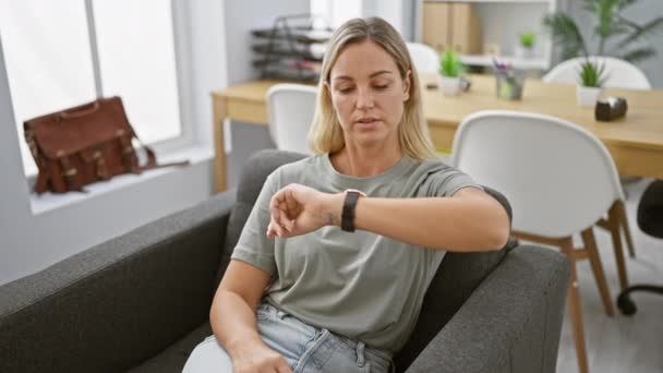Eine Junge Frau Überprüft Die Uhrzeit Ihrer Armbanduhr Einem Modernen — Stockvideo