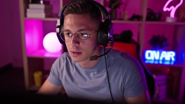 Jonge Spaanse Man Gaming Een Kleurrijke Led Lit Kamer Nachts — Stockvideo