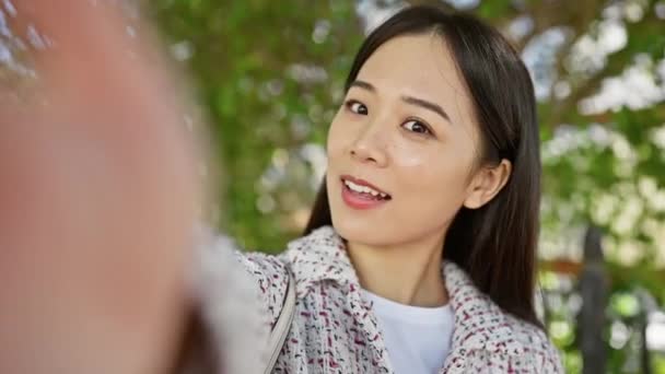 Joven Mujer Asiática Sonriendo Aire Libre Exuberante Jardín — Vídeos de Stock