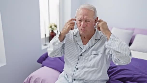 Ενοχλημένος Ηλικιωμένος Πιτζάμες Σκεπάζει Αυτιά Του Δάχτυλα Προσπαθώντας Μπλοκάρει Τον — Αρχείο Βίντεο