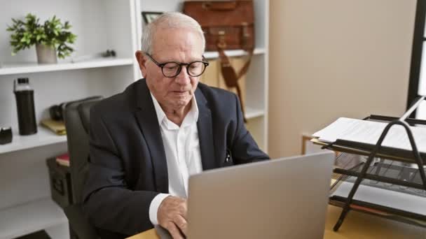 Gestresste Seniorin Nimmt Brille Überlasteter Mann Kämpft Büro Mit Laptop — Stockvideo