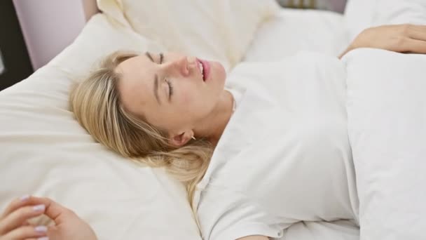 Eine Ruhige Kaukasische Frau Die Sich Bett Ausruht Und Entspannung — Stockvideo