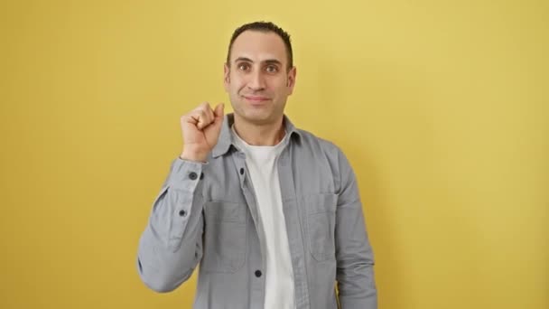 Joyeux Jeune Homme Hispanique Chemise Pointant Avec Confiance Vers Haut — Video