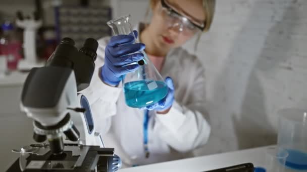 年轻的高加索女科学家在实验室环境中检查瓶子中的液体 传达研究理念 — 图库视频影像