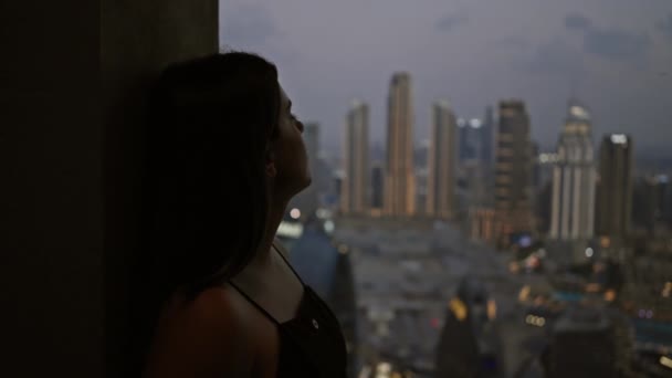 Silhouetted Vrouw Staart Contemplatief Naar Dubai Skyline Tijdens Schemering Van — Stockvideo