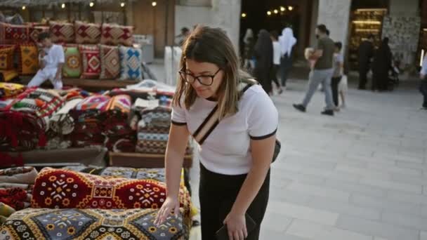 Młoda Kobieta Bada Kolorowe Tekstylia Souq Waqif Tradycyjnym Rynku Doha — Wideo stockowe