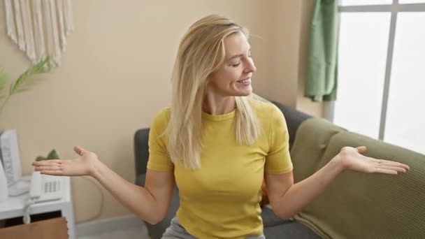 Блондинка Красуня Вдома Випромінюючи Впевненість Вона Демонструє Порівняння Обома Відкритими — стокове відео