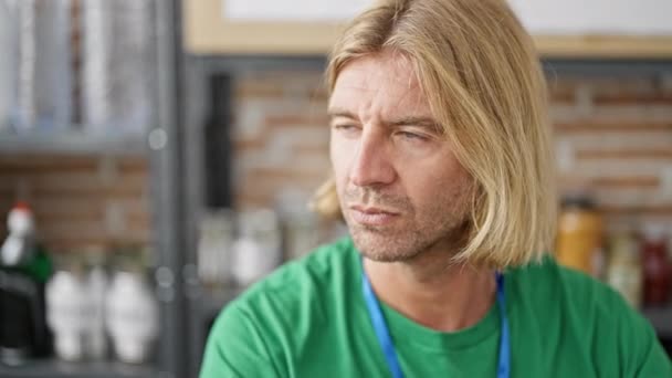 Beau Homme Aux Longs Cheveux Blonds Portant Chemise Verte Cordon — Video