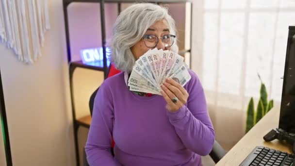 Старша Жінка Тримає Польські Банкноти Злотих Прикривають Обличчя Ігровій Кімнаті — стокове відео