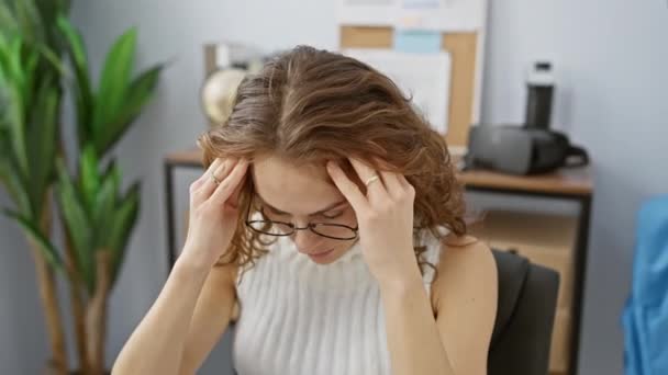 Hermosa Joven Estresada Trabajo Mano Sobre Cabeza Sufriendo Dolor Migraña — Vídeo de stock