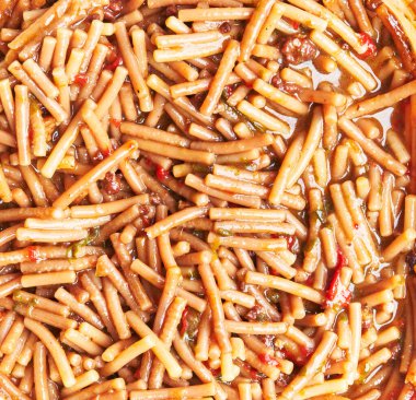 Geleneksel İspanyol Fideu 'su, erişte ve deniz ürünleri paella' sı, lezzetli bir arka plan için çerçeveyi dolduruyor..    