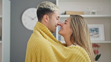 Güzel bir çift battaniyeyle sarılıyor.