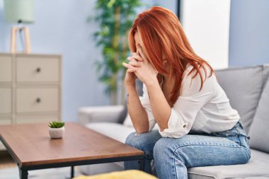 Kafkasyalı genç bir kadın evdeki kanepede otururken strese girdi.