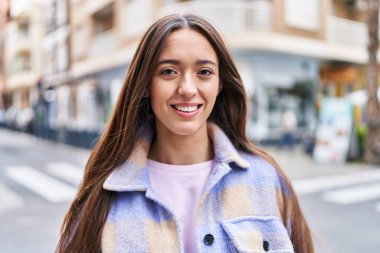 Sokakta kendine güvenen güzel İspanyol bir kadın.