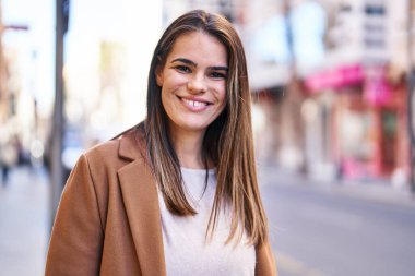 Sokakta kendine güvenen güzel İspanyol bir kadın.