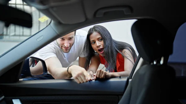 Beautiful Couple Looking New Car Surprised Street — Stock Photo, Image