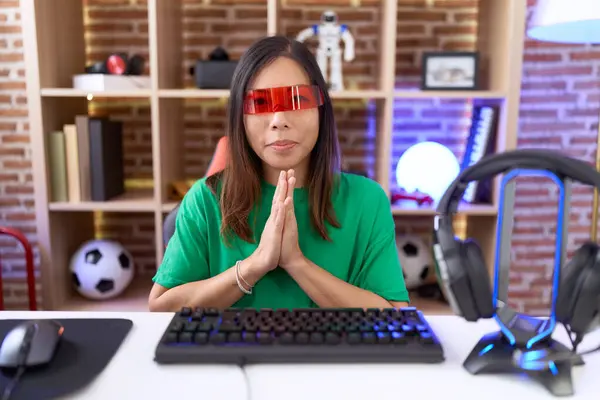 Middle Age Chinese Woman Wearing Virtual Reality Glasses Praying Hands — Stock Photo, Image