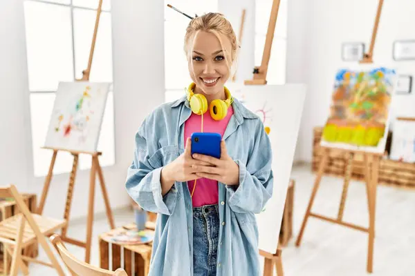 Young Caucasian Woman Artist Using Smartphone Standing Art Studio — Stock Photo, Image