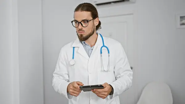 Young Hispanic Man Doctor Using Touchpad Clinic Waiting Room — Stock Photo, Image