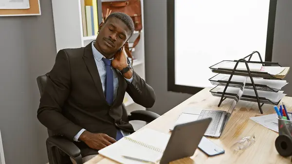 Afrikanischer Mann Leidet Unter Nackenschmerzen Bei Der Arbeit Büro — Stockfoto
