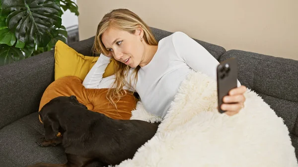 Eine Junge Frau Liegt Mit Ihrem Hund Auf Einer Couch — Stockfoto
