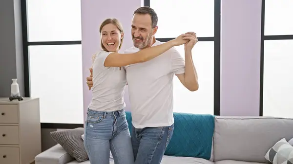 自信的父亲和喜气洋洋的女儿一起跳舞 让他们的家充满欢笑和欢乐 散发出积极向上的光芒 — 图库照片