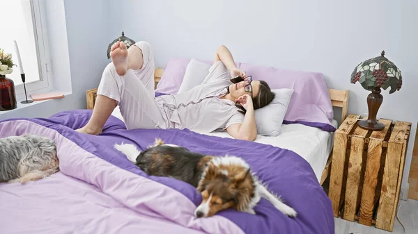 Junge Frau Telefoniert Bett Mit Zwei Hunden Gemütlicher Umgebung — Stockfoto