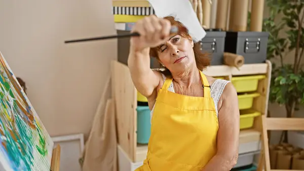 Mujer Mediana Edad Delantal Amarillo Pintando Sobre Lienzo Interiores Creando — Foto de Stock