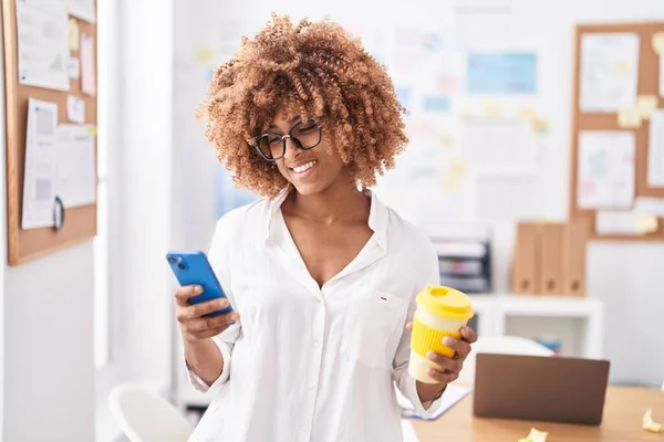 African American Woman Business Worker Using Smartphone Drinking Coffee Office — Fotografia de Stock