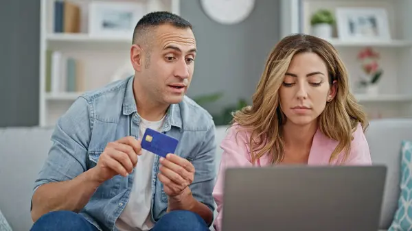 Man Och Kvinna Par Shopping Med Laptop Och Kreditkort Sitter — Stockfoto