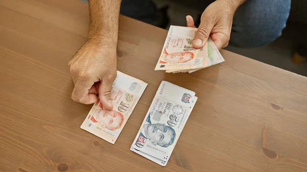 Άνθρωπος Καταμέτρηση Singaporean Δολάρια Ένα Ξύλινο Τραπέζι Εσωτερικούς Χώρους Απεικονίζοντας — Φωτογραφία Αρχείου