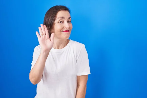 Middle Age Hispanic Woman Standing Blue Background Waiving Saying Hello — Stock fotografie