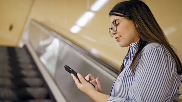 Ung Vacker Latinamerikansk Kvinna Står Rulltrappan Med Hjälp Smartphone Tunnelbanestationen — Stockfoto