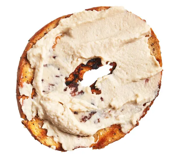 白い背景に隔離されたクリームチーズとバゲルのクローズアップ — ストック写真