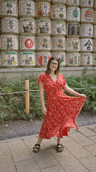 Mulher Hispânica Bonita Sorrindo Por Barris Agitar Templo Meiji Enquanto — Fotografia de Stock
