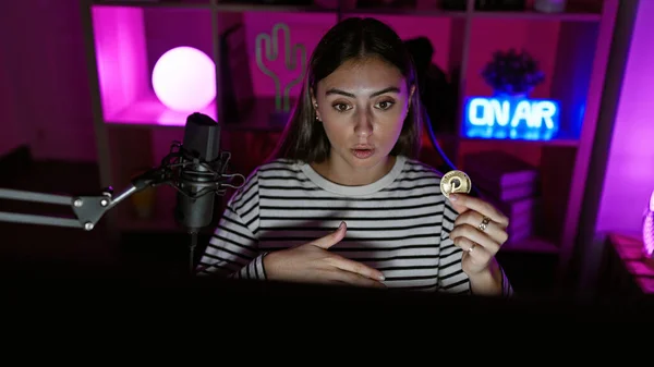 Hispanic Young Woman Surprised Dark Gaming Room Microphone Colorful Lighting — Stock Photo, Image