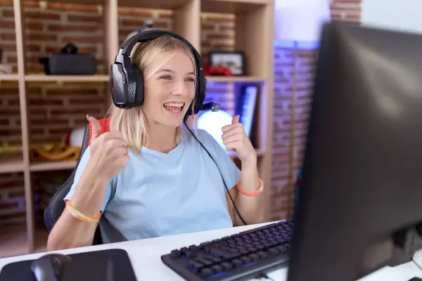 Junge Kaukasische Frau Die Videospiele Spielt Mit Kopfhörern Erfolgszeichen Tut — Stockfoto