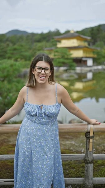 Çekici Spanyol Kadın Işıldayan Gülüşünden Neşe Saçıyor Nefes Kesici Kinkaku — Stok fotoğraf