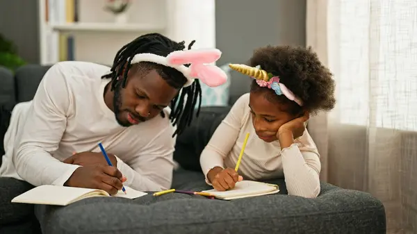African American Father Daughter Wearing Funny Diadem Lying Sofa Drawing — Stock Photo, Image