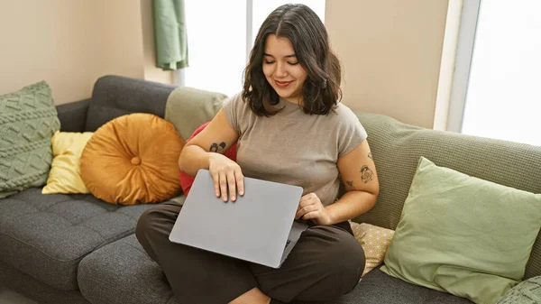 Hispanic Young Woman Smiling While Closing Laptop Cozy Living Room — Stock Photo, Image