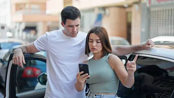 Beautiful Couple Using Smartphone Standing Car Looking Destination Street — Stock Photo, Image