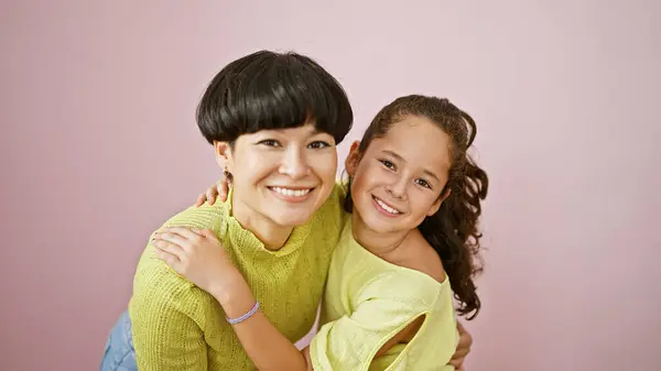 Madre Hija Confiadas Compartiendo Abrazo Encantador Feliz Mientras Sonríen Paran —  Fotos de Stock