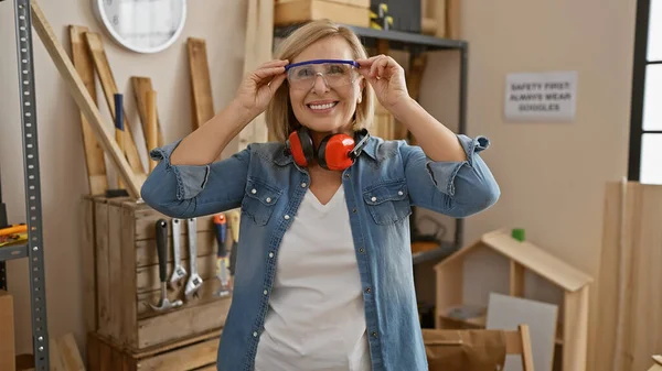 Smiling Caucasian Woman Wearing Safety Glasses Earmuffs Woodworking Workshop — Stock Photo, Image