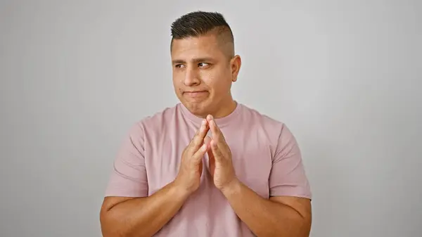 Junger Lateinischer Mann Blickt Mit Ernstem Gesichtsausdruck Zur Seite Über — Stockfoto