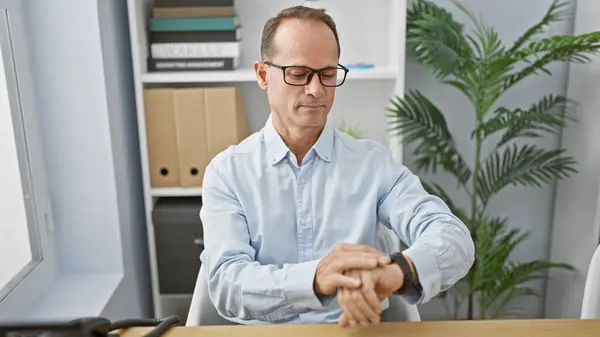 Homem Meia Idade Empresário Olhando Relógio Sentado Mesa Escritório — Fotografia de Stock